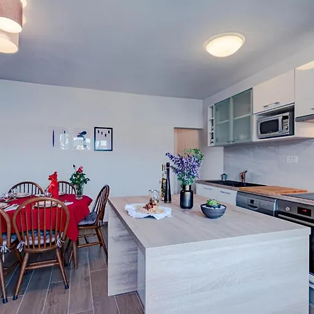 2 Bedroom Lovely In דירה וולה לוקה