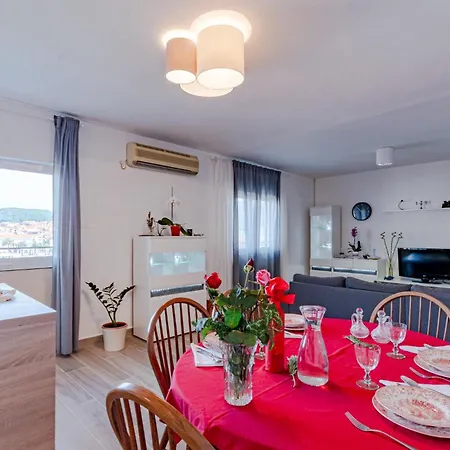 2 Bedroom Beach Front Apartment In Vela Luka