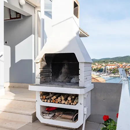 2 Bedroom Beach Front Apartment In Vela Luka Apartment *