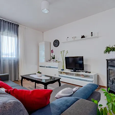 דירה 2 Bedroom Lovely In *